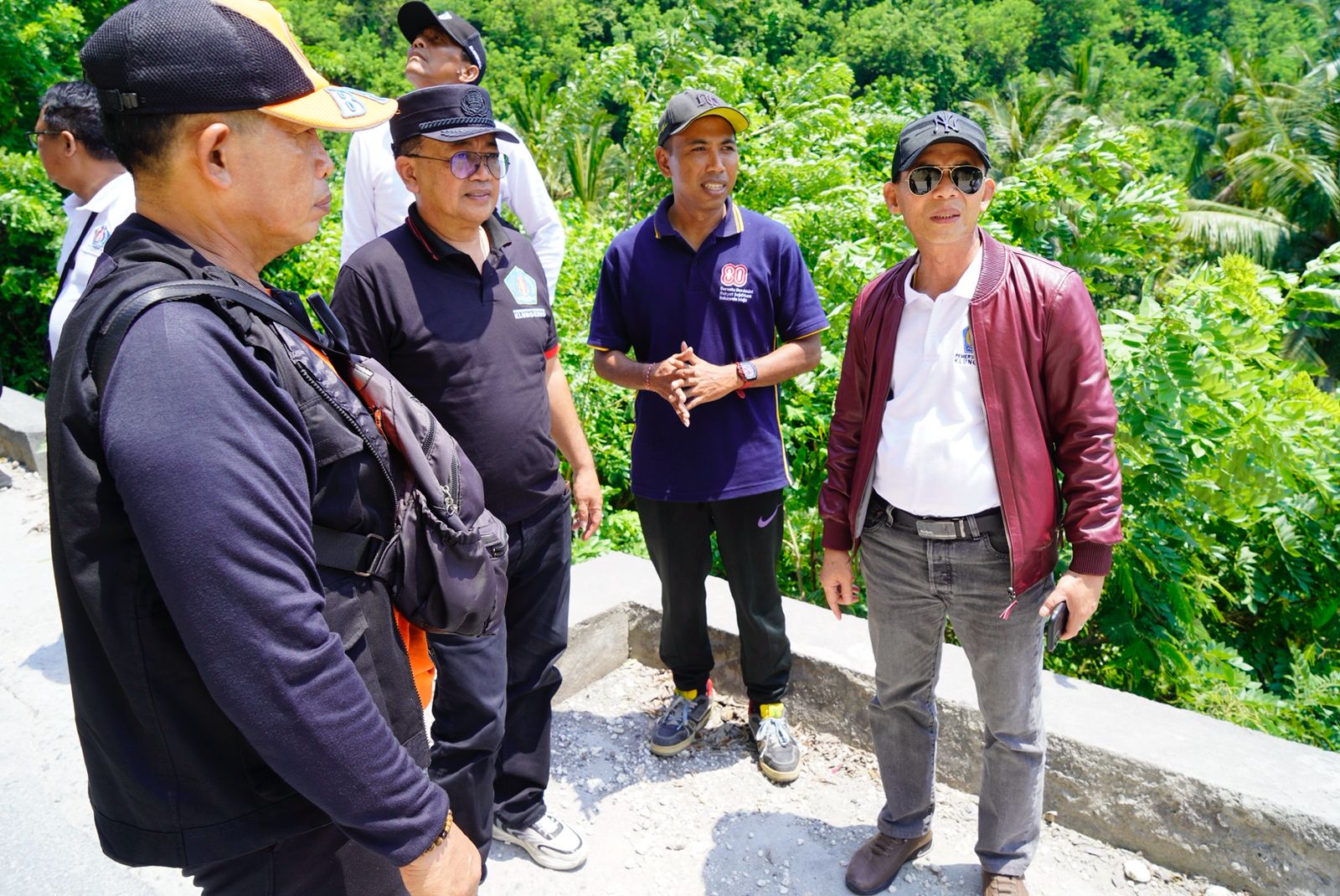 Bupati Satria Tinjau Perbaikan Senderan dan Pelebaran Jalan Menuju Pantai Crystal Bay