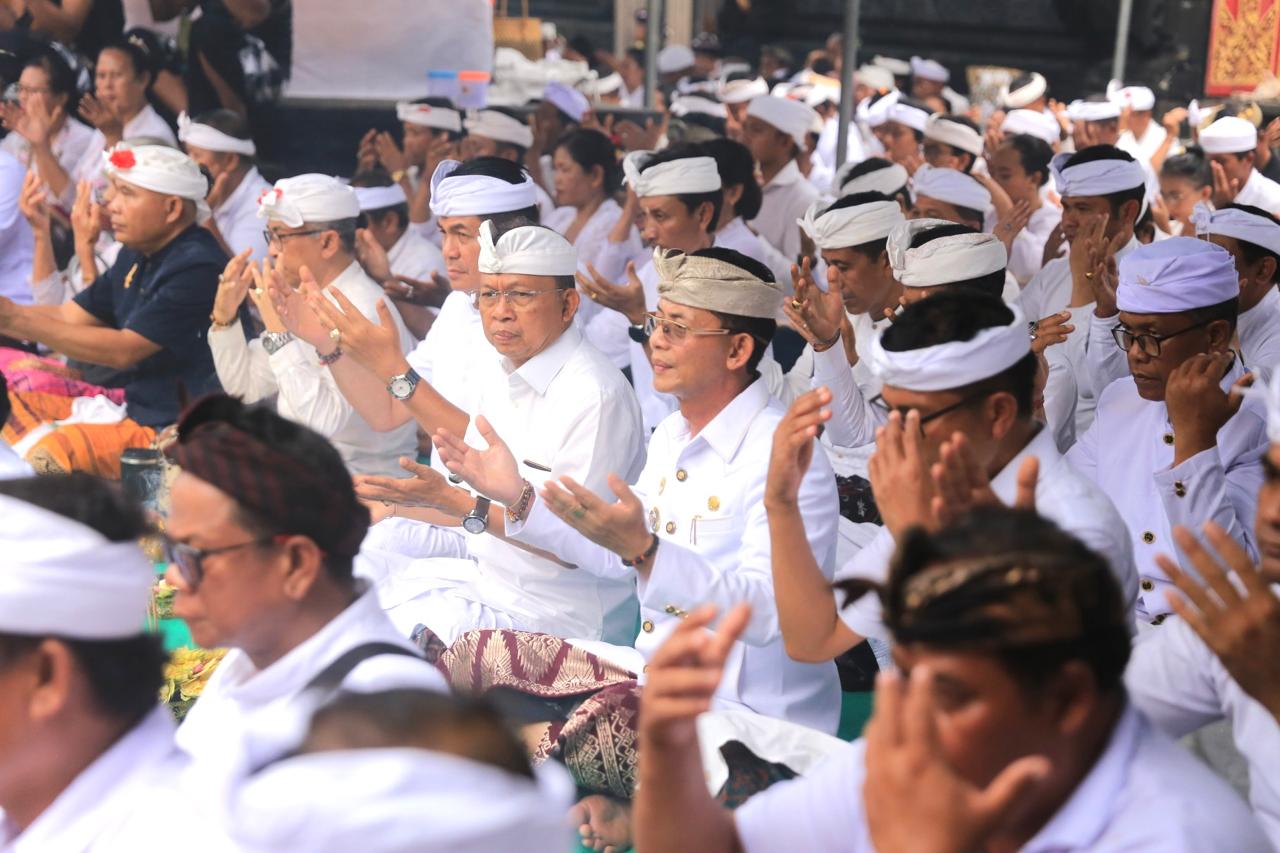 Bupati Satria Muspayang Bhakti Upacara Bhumi Sudha di Pura Watu Klotok