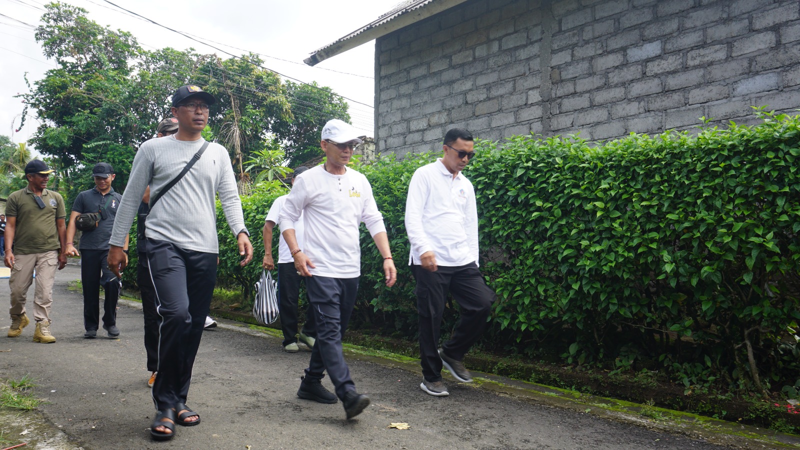 Bupati Satria Serahkan Bantuan Sembako kepada Warga Sakit di Banjarangkan