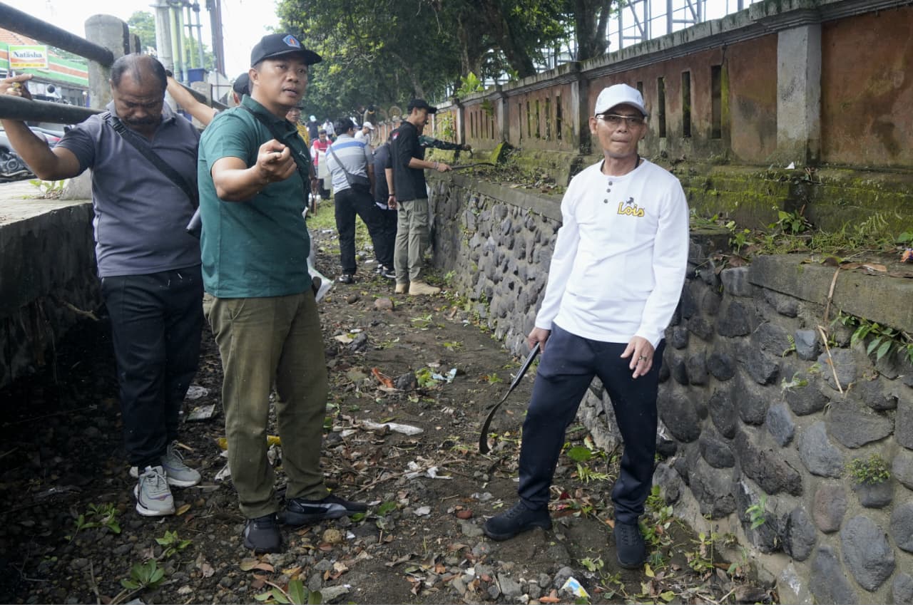 Bupati Satria Serahkan Bantuan Sembako kepada Warga Sakit di Banjarangkan