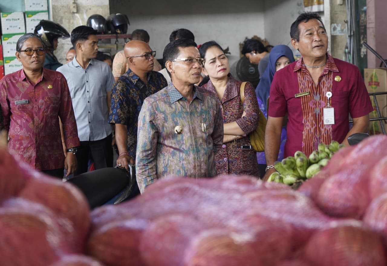 Bupati Klungkung I Made Satria Lakukan Monitoring Ketersediaan Stok dan Harga Kebutuhan Pokok di Pasar Galiran
