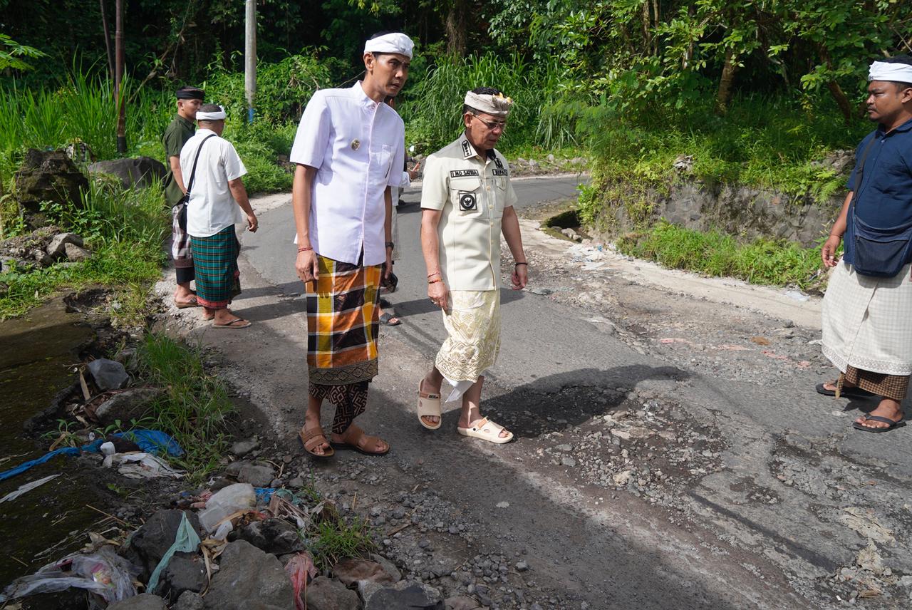 Tinjau Jalan Rusak di Desa Selat, Bupati Satria Upayakan Perbaikan