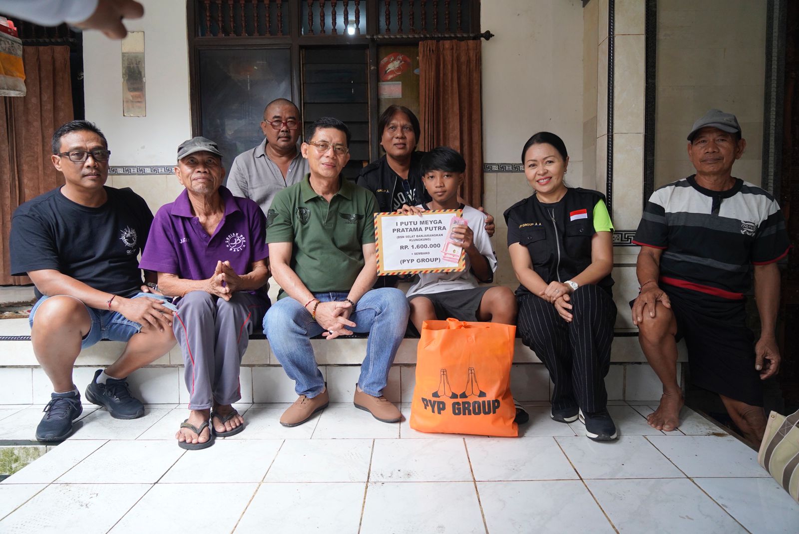Bupati Satria Bersama PYP Group Serahkan Bantuan Anak Yatim Piatu
