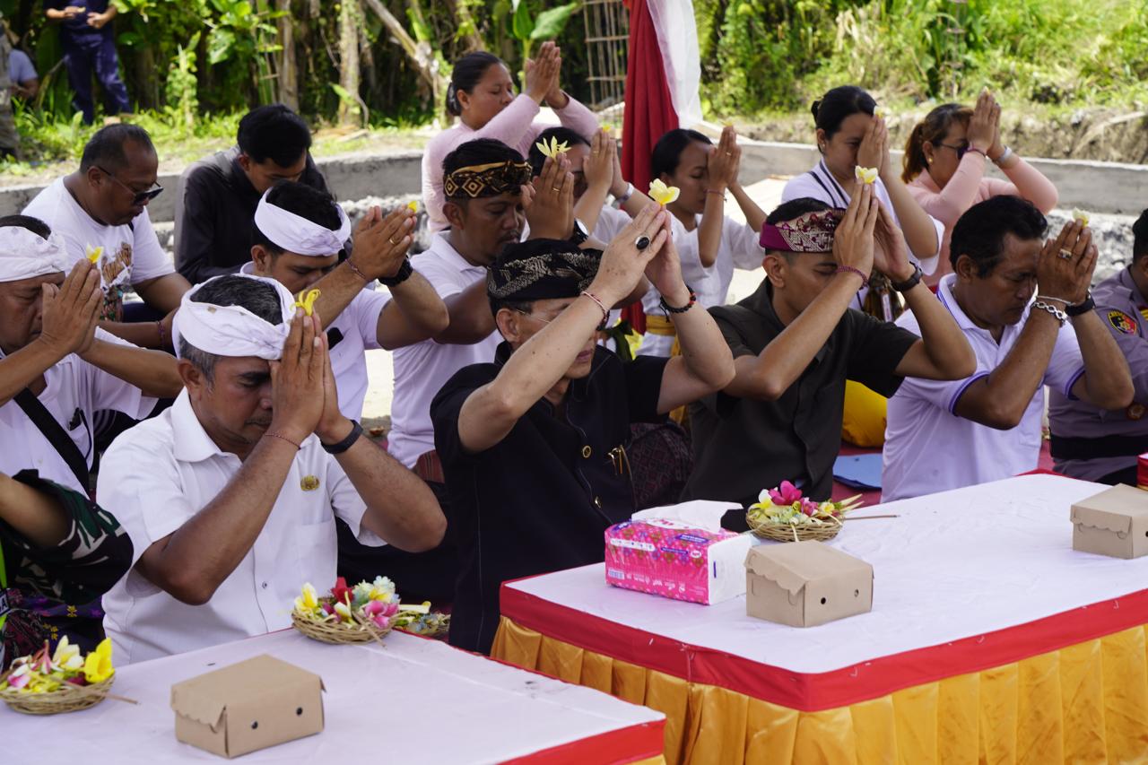 Tutup Tahun 2025 Bupati Satria Pimpin Peletakan Batu Pertama Pembangunan Koperasi Merah Putih di Desa Tusan