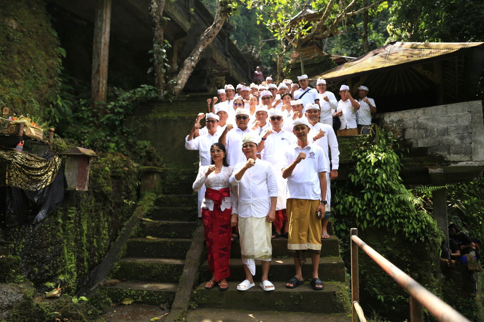 Mengawali Tahun Baru 2026, Bupati Satria Bersama OPD Nunas Pelukatan dan Sembahyang bersama di Pura Tirta Harum