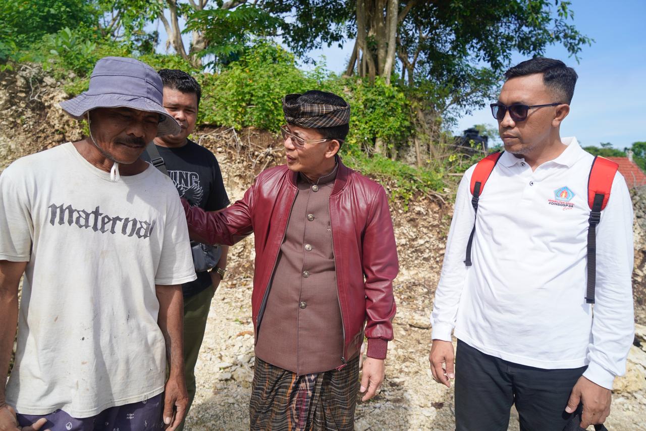 Bupati Satria Bantu Bedah Rumah Empat Warga Kurang Mampu di Nusa Penida