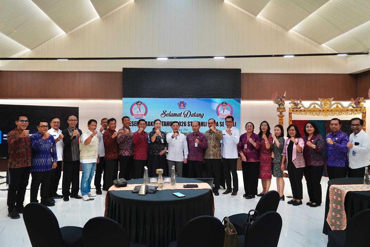 Buka Raker Staf Ahli se-Bali, Bupati Satria Tekankan Pengendalian Lahan sebagai Pilar Mitigasi Bencana