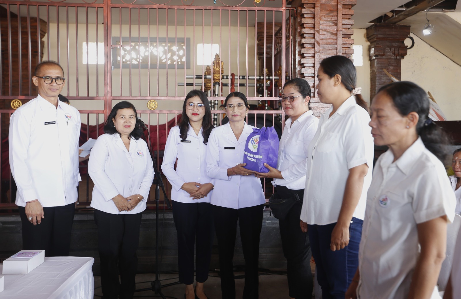 Kader Posyandu Desa Terima Paket Sembako, Diserahkan Ny. Eva Satria Dalam Aksi Sosial TP. Posyandu Provinsi Bali