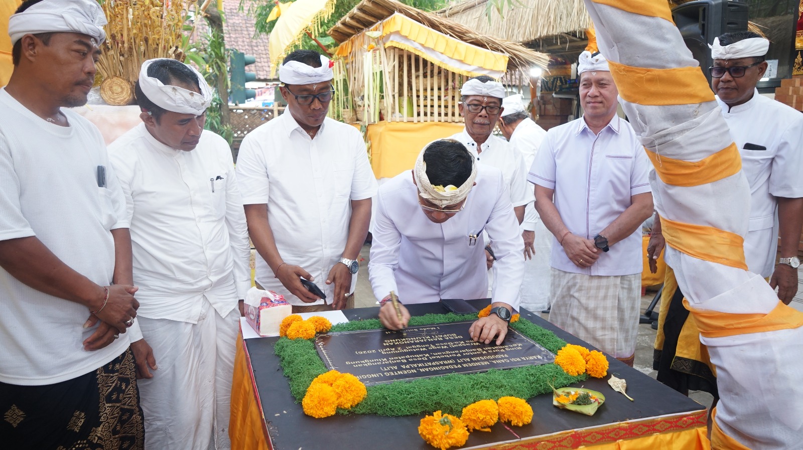 Bupati Satria Hadiri Karya di Kantor Perbekel Banjarangkan