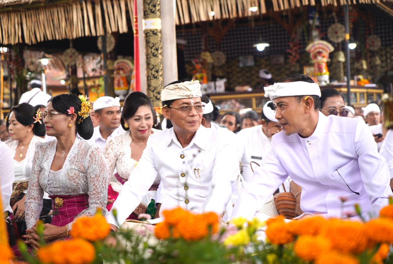 Wujud Bhakti Ring Ida Sang Hyang Widhi, Bupati Satria Pimpin Nganyarin di Pura Besakih dan Pura Ulun Danu Batur
