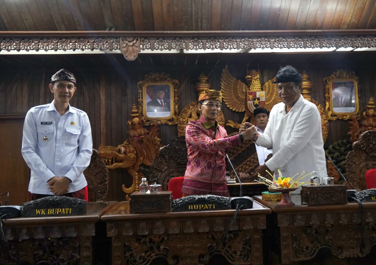 Bupati Klungkung I Made Satria bersama Wakil Bupati Tjokorda Gde Surya Putra menghadiri Rapat Paripurna DPRD Kabupaten Klungkung