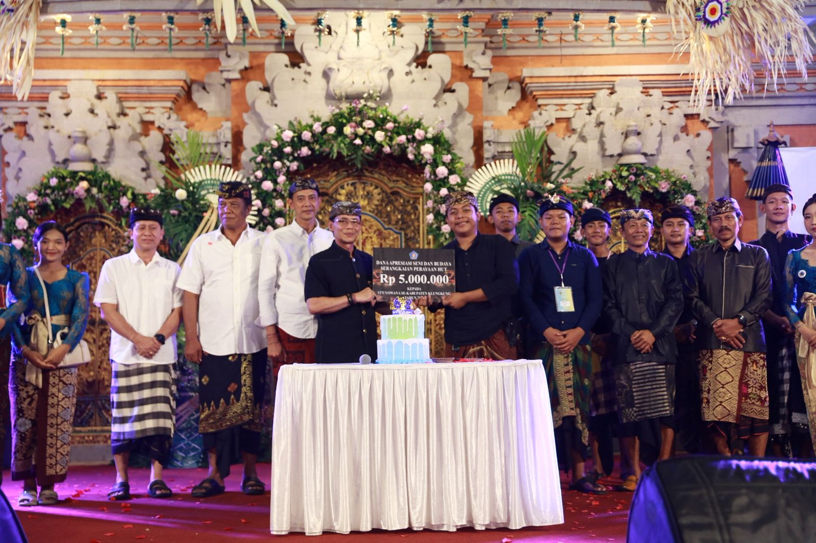 Hadiri HUT Sekaa Teruna, Bupati Satria Launching Program Dana Apresiasi Seni dan Budaya