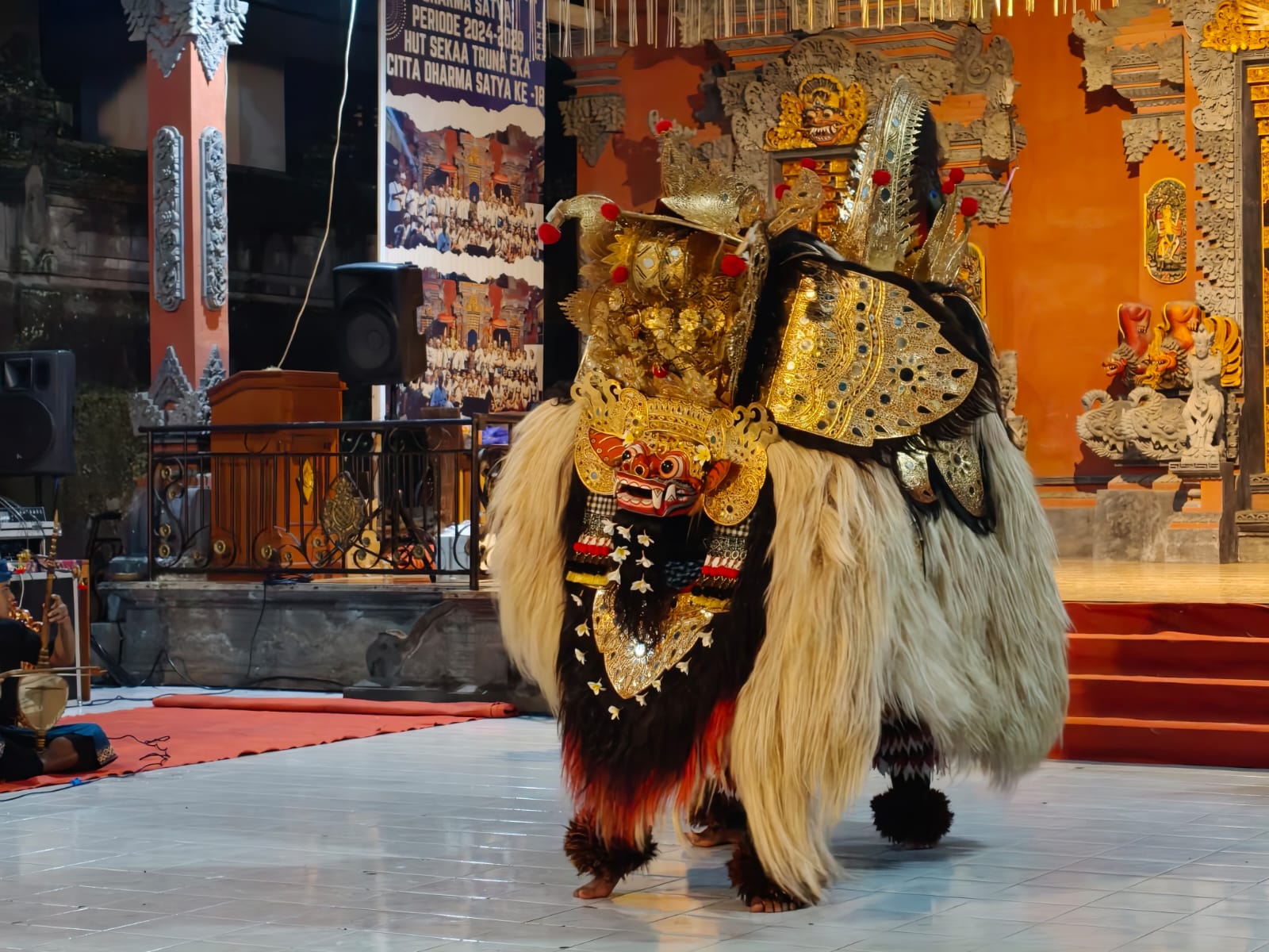 Wakil Bupati Klungkung, Tjokorda Gde Surya Putra, menghadiri persiapan penampilan Bapang Barong duta Kabupaten Klungkung yang akan berlaga pada lomba Bapang Barong dalam Pesta Kesenian Bali ke-48
