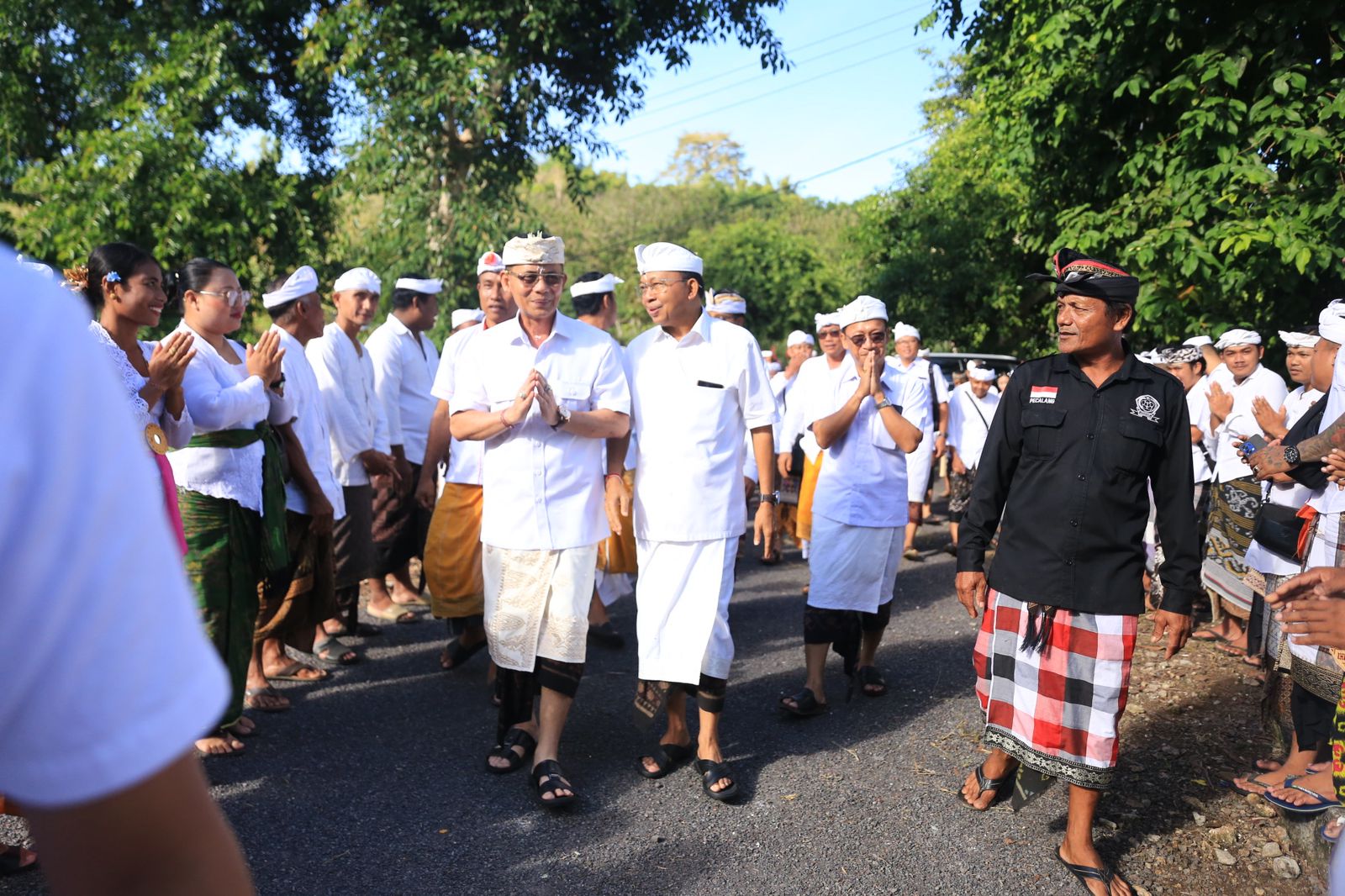 Bupati Satria Dampingi Gubernur Bali Wayan Koster Sembahyang di Nusa Penida