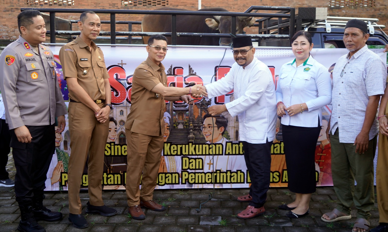 Bupati Klungkung Serahkan Hewan Kurban ke MUI, Perkuat Sinergi Tri Kerukunan Lewat Program “Satria Peduli”