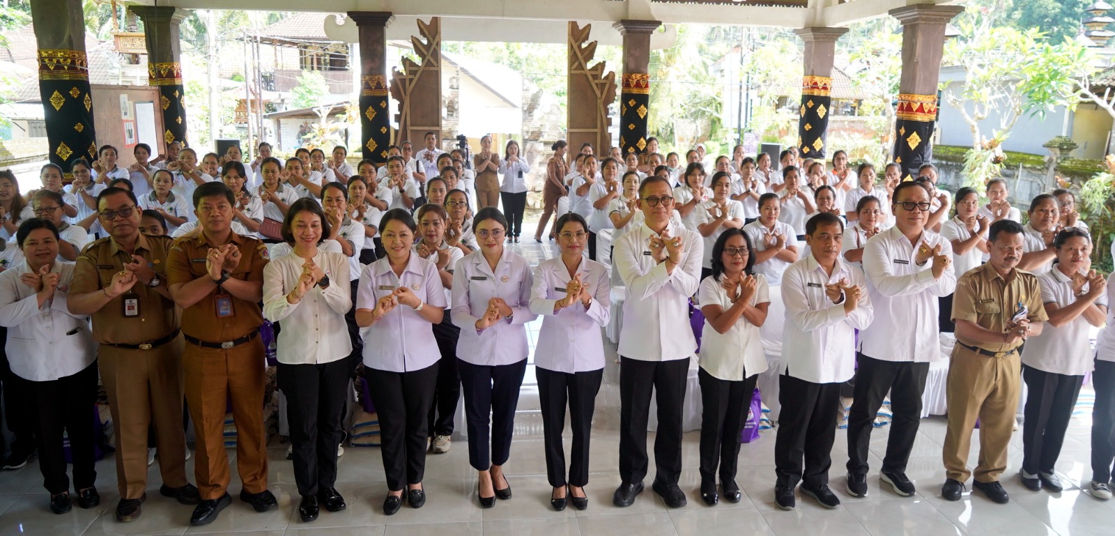 Ketua TP Posyandu Klungkung Ny. Eva Satria Hadiri Aksi Sosial “Membina dan Berbagi” Provinsi Bali di Kecamatan Dawan