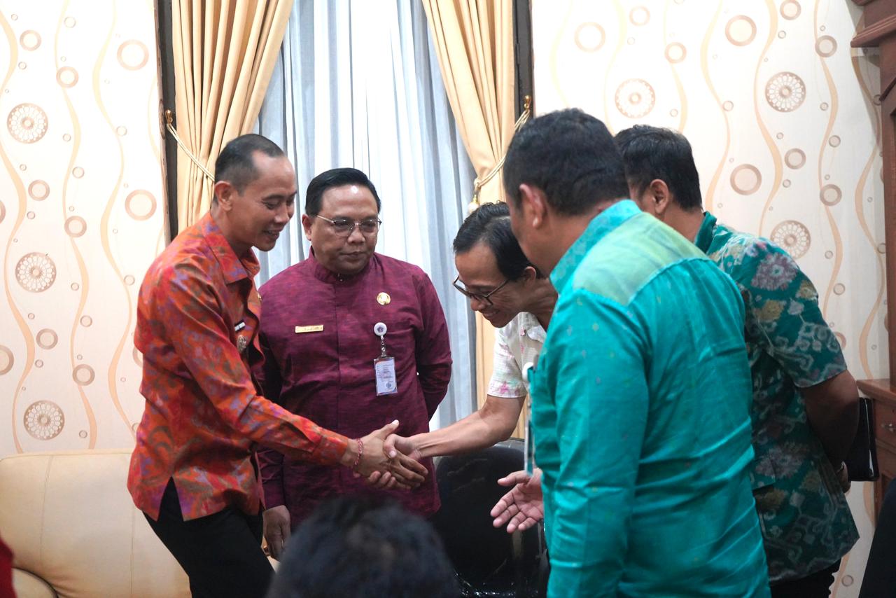 Antisipasi Dampak Abrasi Pantai Monggalan, Wabup Tjok Surya Pimpin Rakortas Percepatan Pembangunan Rumah Deret