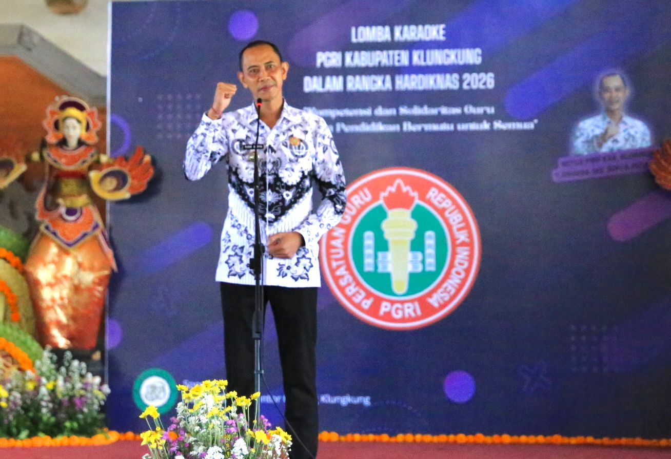 Peringati Hardiknas 2026, Wabup Tjok Surya Buka Lomba Karaoke Antar Guru