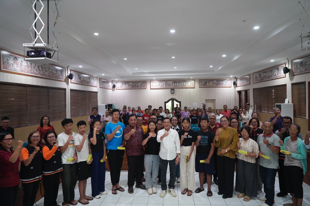 Wujudkan Klungkung Sehat dan Produktif, Bupati Satria Serahkan Bantuan Kacamata Gratis dari PT Glouryoung International