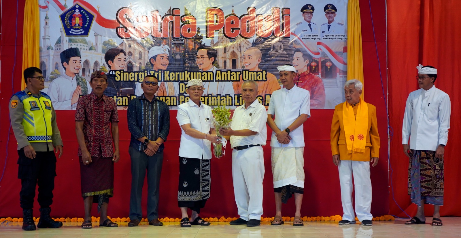 Bupati Klungkung Serahkan Tali Kasih Bunga Sedap Malam ke Umat Buddha di Perayaan Waisak 2570 BE