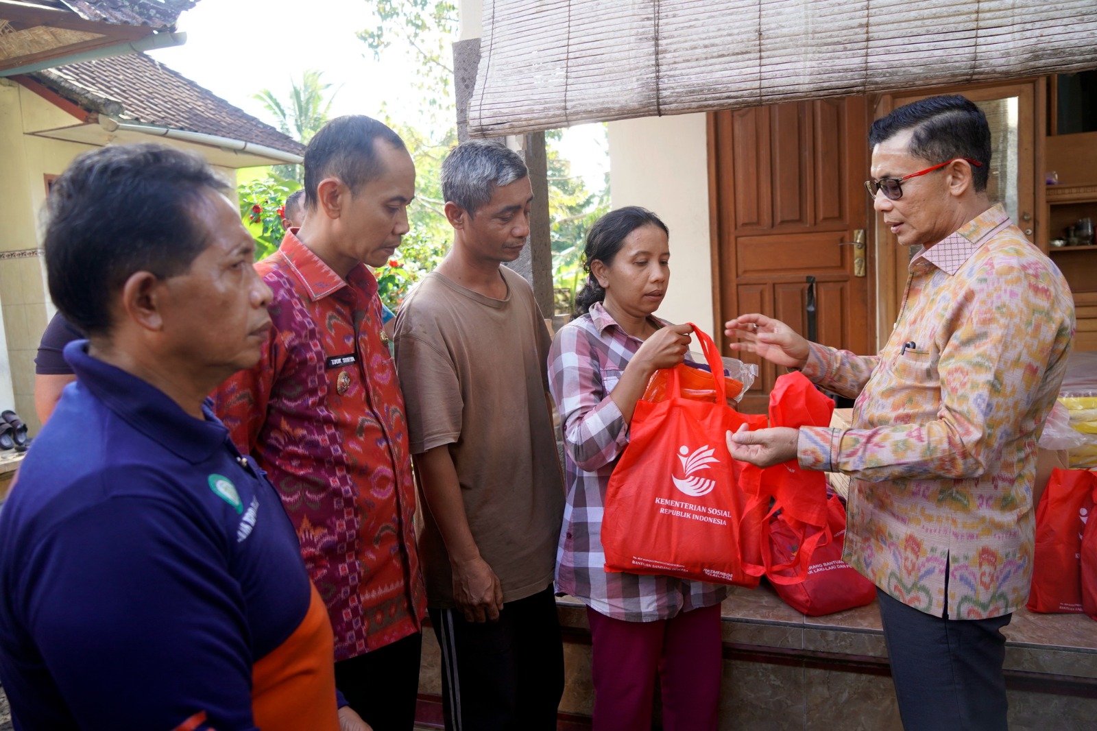 Bupati Klungkung I Made Satria Tinjau Korban Kebakaran di Desa Timuhun, Serahkan Bantuan Darurat