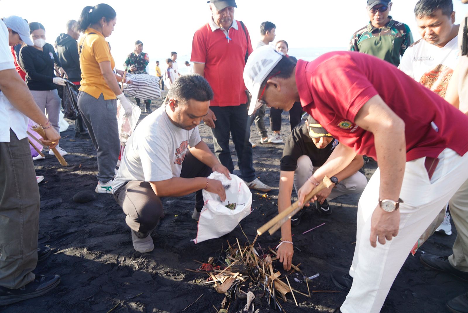 Gerakan Bersih Sampah Pantai Bulan Bung Karno VIII Tahun 2026 di Pantai Sagara Kusamba