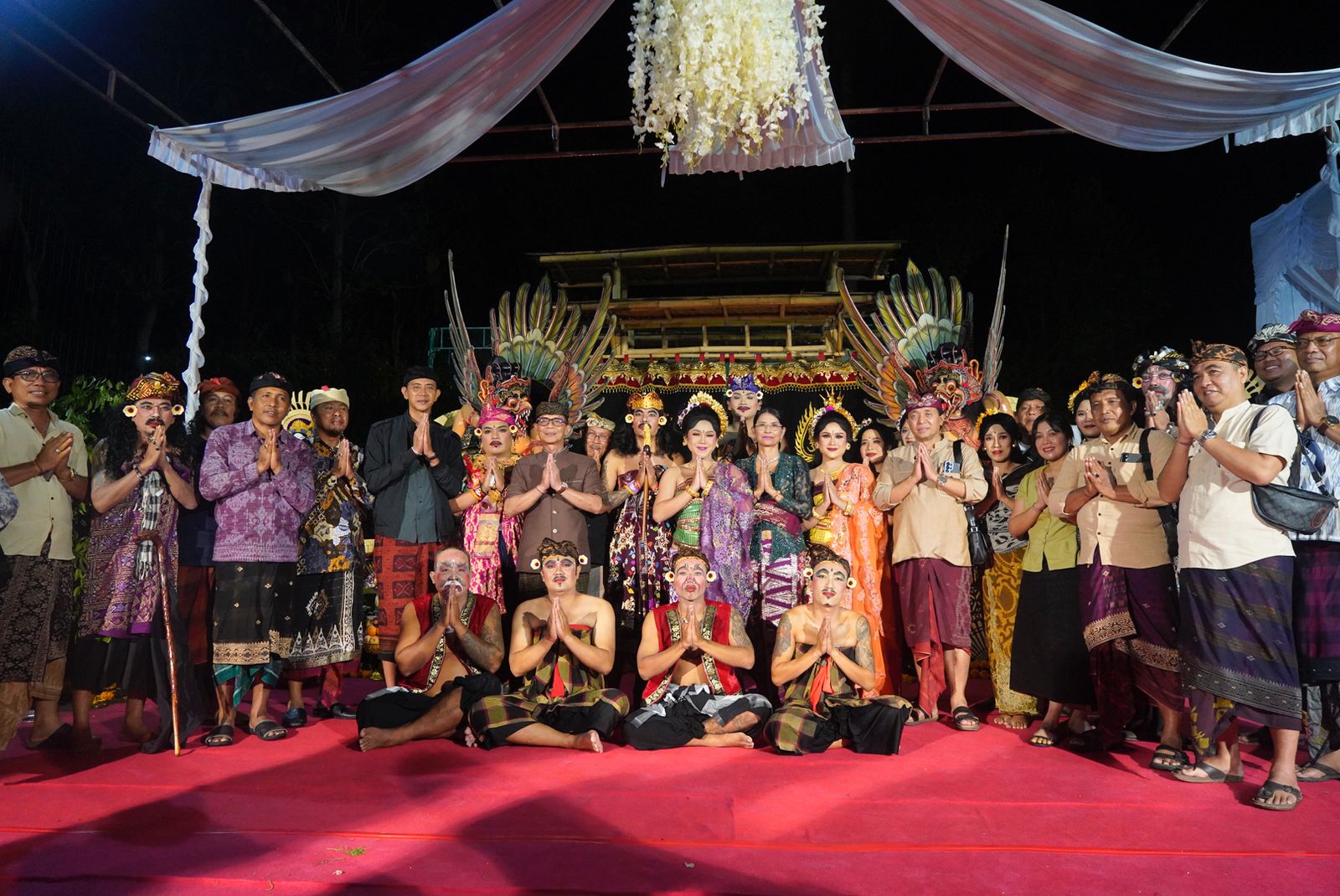 Bupati Satria Hadiri Uji Coba Gong Kebyar Dewasa Sekaa Gong Gita Remaja Banjar Gelagah dan Drama Gong Sebunibus Menuju PKB XLVIII