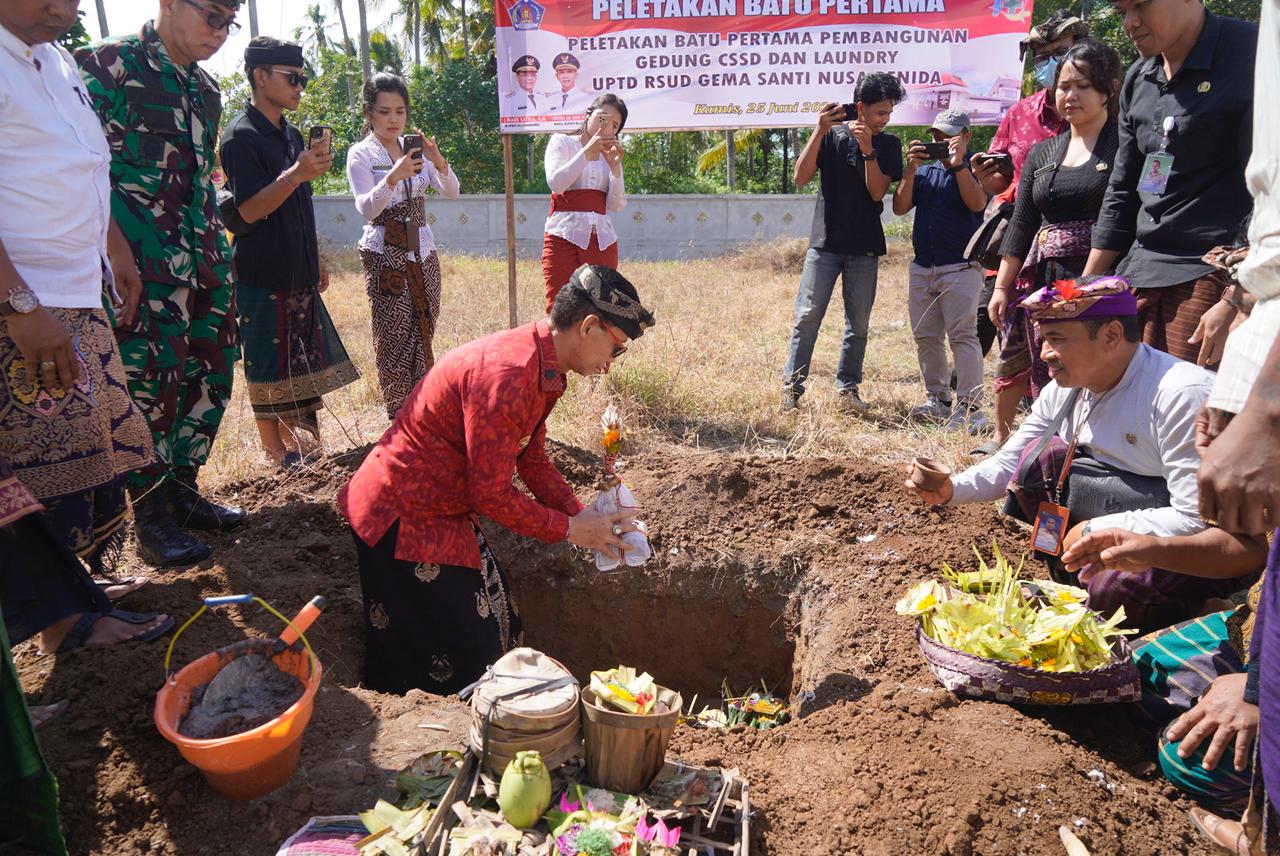 Tingkatkan Mutu Pelayanan Kesehatan di Kepulauan, Bupati Klungkung Lakukan Peletakan Batu Pertama Gedung CSSD dan Laundry RSUD Gema Santi Nusa Penida