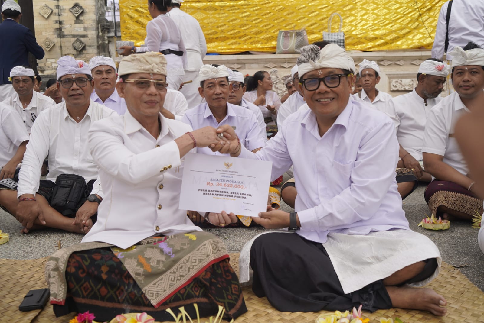 Bupati Satria Pimpin Bakti Penganyar di Pura Kahyangan Jagat Batumedau Nusa Penida