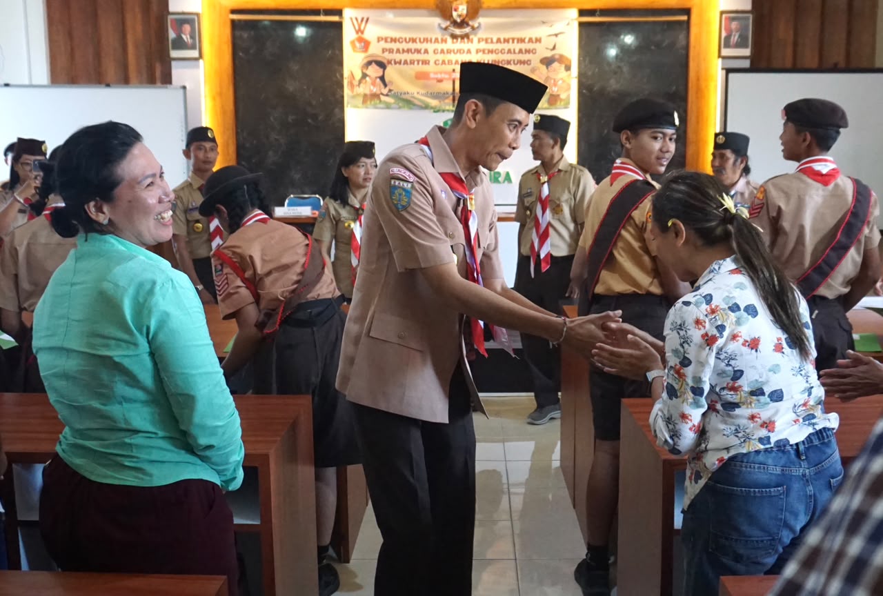 Lantik Penggalang Garuda Klungkung, Wabup Tjok Surya Ingatkan Pentingnya Jaga Nama Baik dan Rendah Hati