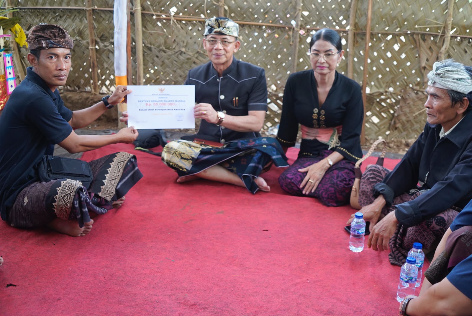 Bupati Satria Serahkan Bantuan Ngaben Massal di Nusa Penida