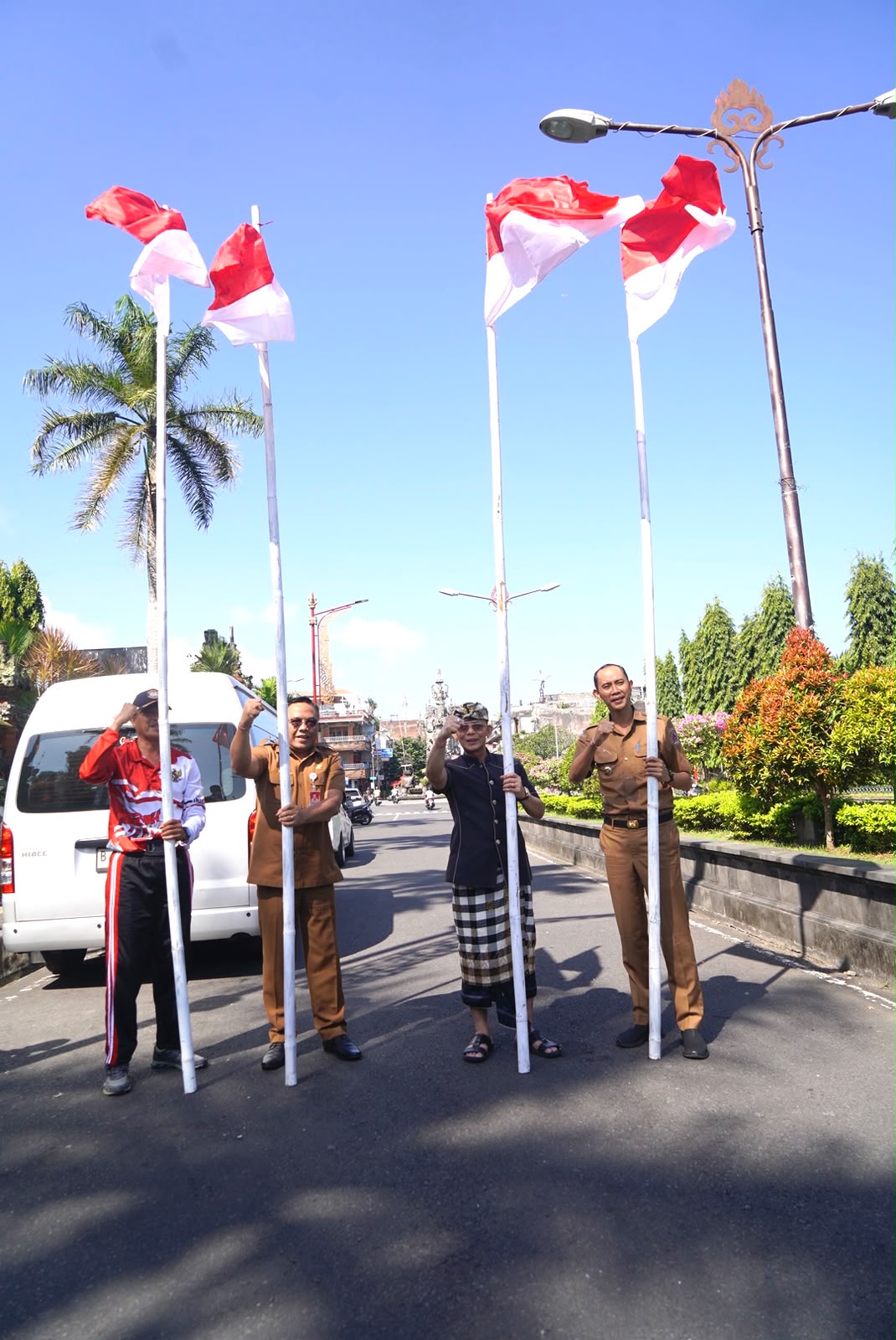 Sambut HUT ke-81 RI, Bupati Satria Pimpin Aksi Pemasangan Bendera Merah Putih di Titik Strategis