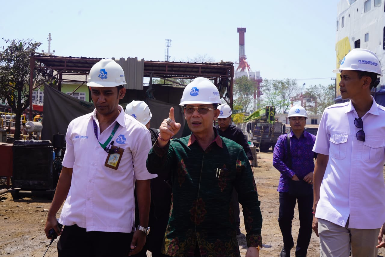 Bupati Satria Pastikan Proses Docking KMP Nusa Jaya Abadi Berjalan Lancar