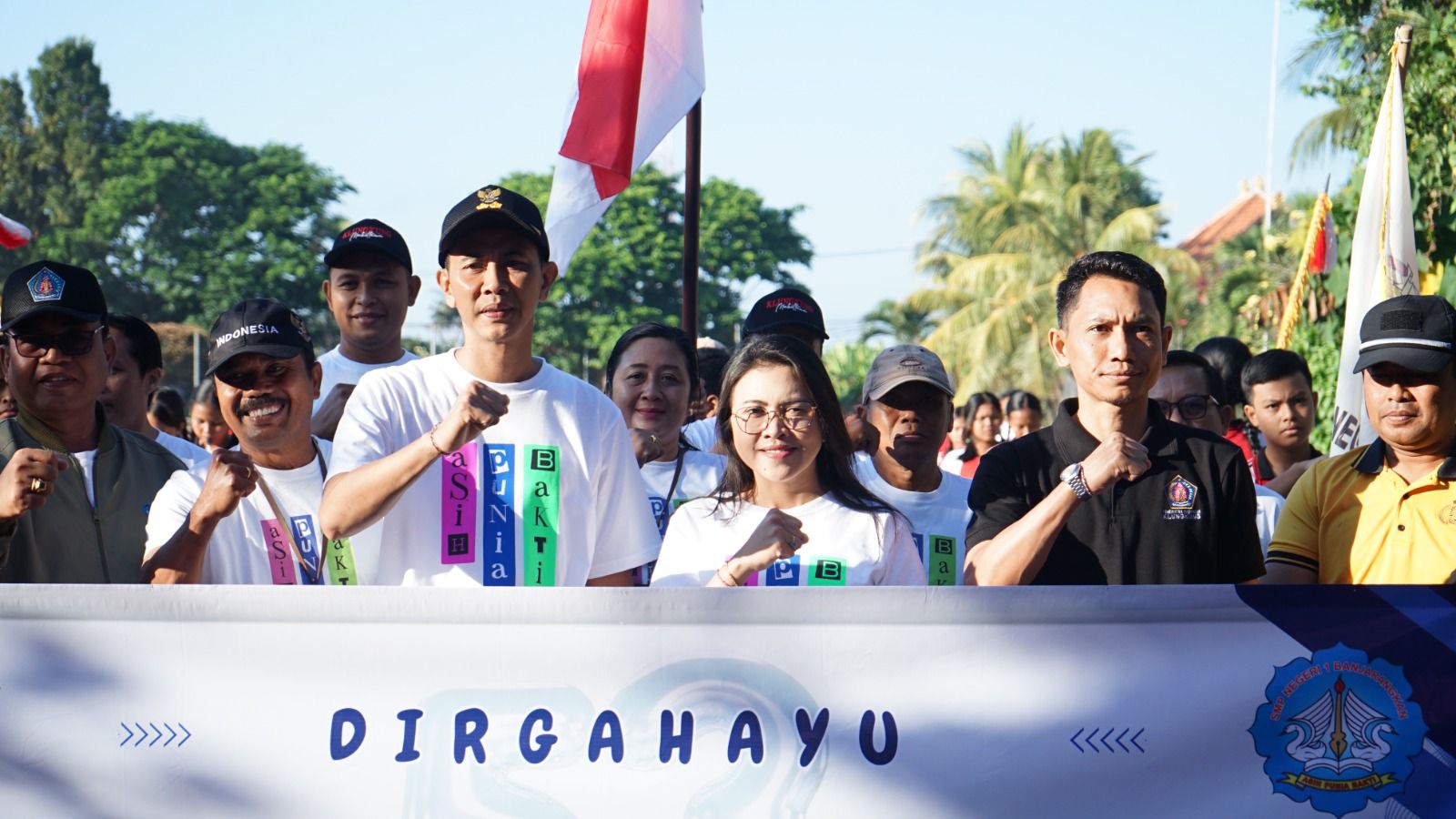 Lepas Jalan Sehat HUT SMPN 1 Banjarangkan, Wabup Tjok Surya Tekankan Semangat Kebersamaan dan Pentingnya Pendidikan Karakter